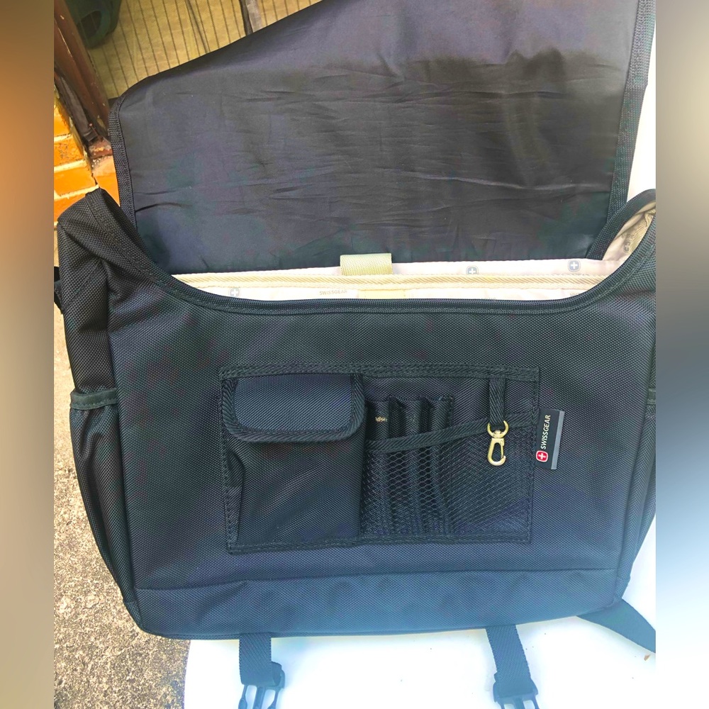 Swiss Gear Laptop Messenger Bag. Interior Padded Laptop Section. - Picture 6 of 11